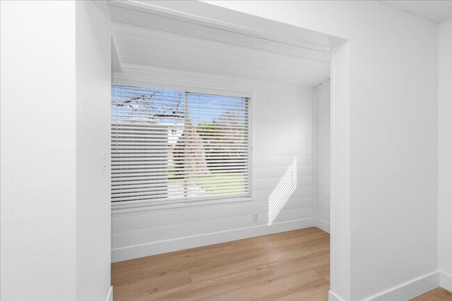 Building Photo - 4 bed main house!