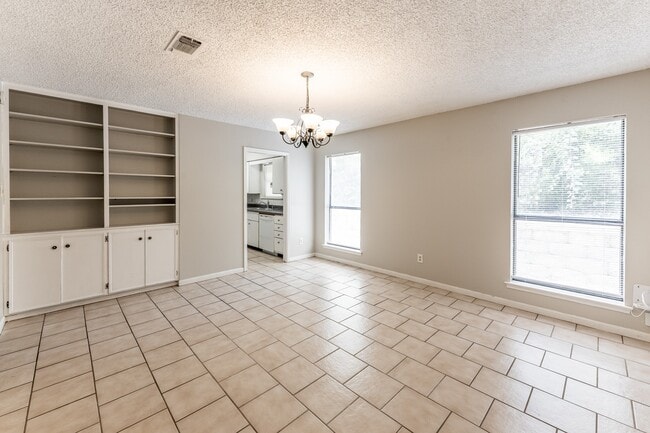 Building Photo - 1914 Rosewood Ln