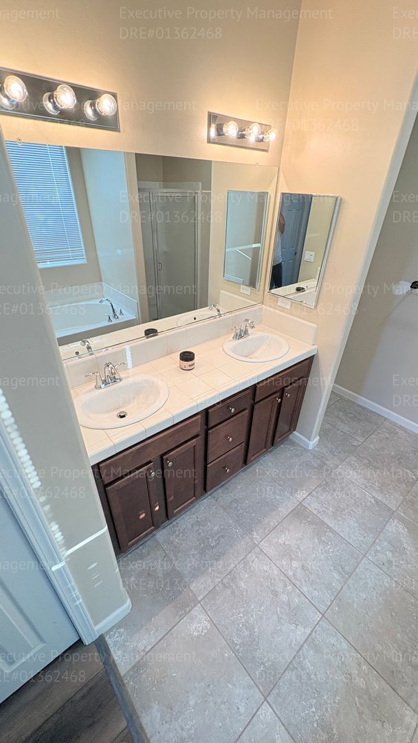 Building Photo - 3 bedroom 2 bathroom home located in a cul- de- sac in a Southwest Bakersfield neighborhood