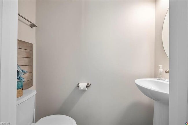 Building Photo - 512 Clara Ln