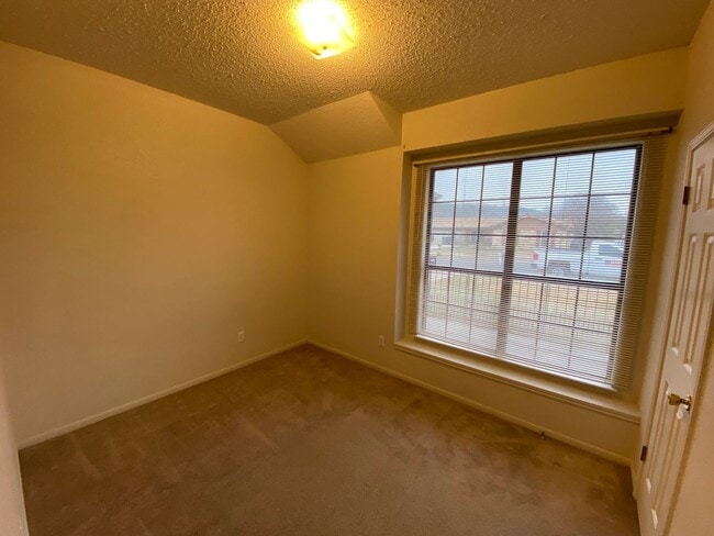 Building Photo - Beautiful home close to local schools and military base