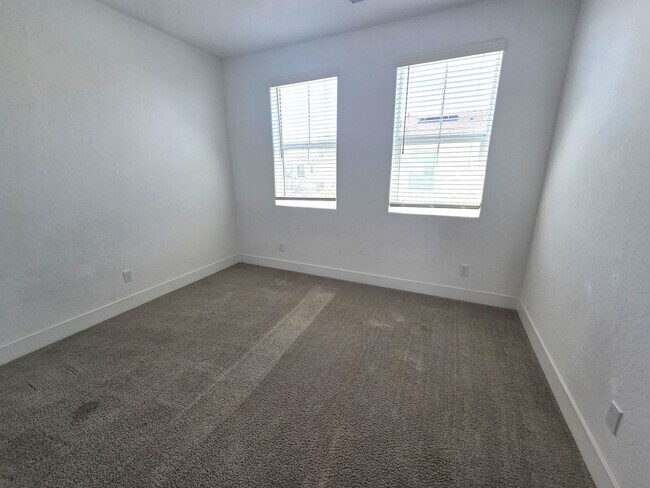 Building Photo - Beautiful 3 Bedroom 2.5 Bath Home in Gated Community