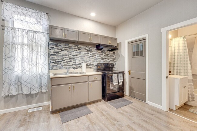 Building Photo - 744 E Cucharras St