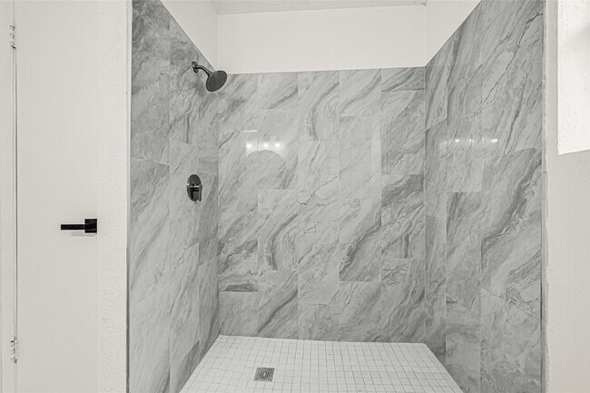 Building Photo - 13327 N Thorntree Dr