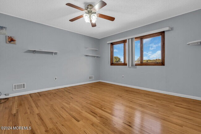 Building Photo - 691 Sussex Ct