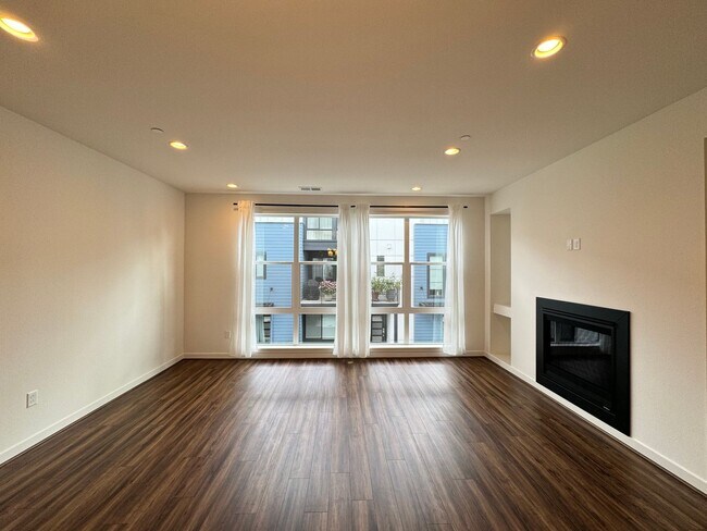 Building Photo - Luxury townhouse for rent