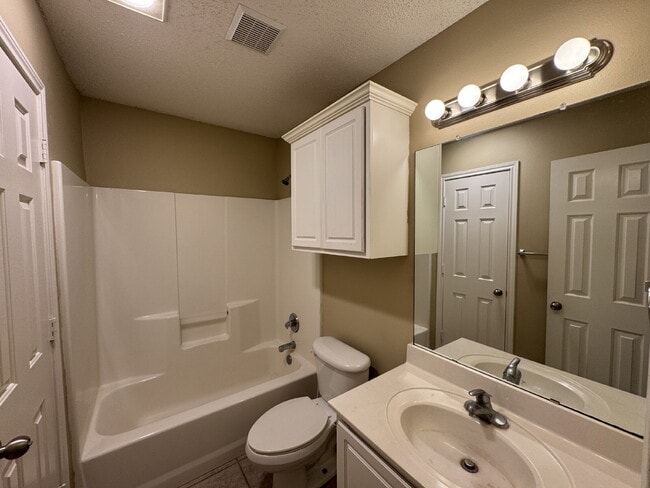 Building Photo - Captivating Home Located in Northwest Corr...