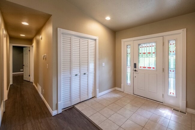 Building Photo - Large corner lot home in desirable Woodland Heights.