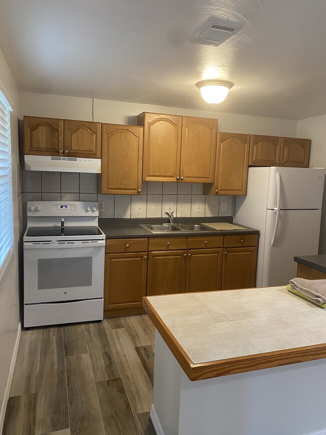 Building Photo - 8485 Sunset Dr