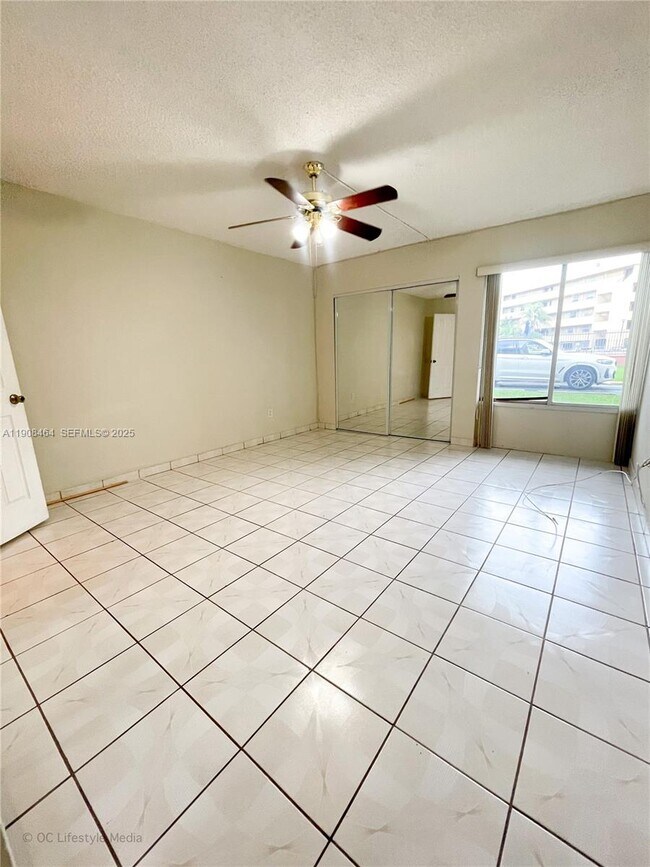 Building Photo - 9210 Fontainebleau Blvd