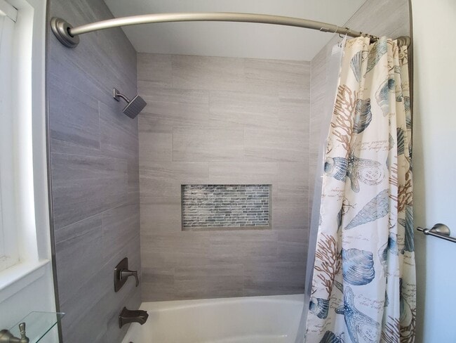 Building Photo - Remodeled 2 bedrom duplex centrally locate...