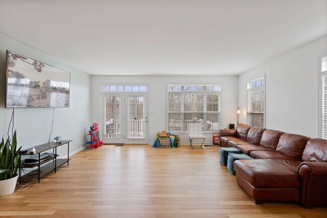 Building Photo - Waterfront Living in Colonial Beach | Monroe Bay Views | 3BR Townhome w/ Garage | 2,200 Sq Ft