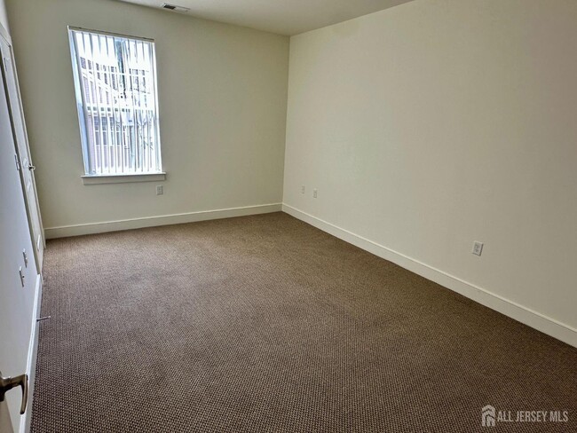 Building Photo - 101 Roosevelt Ave