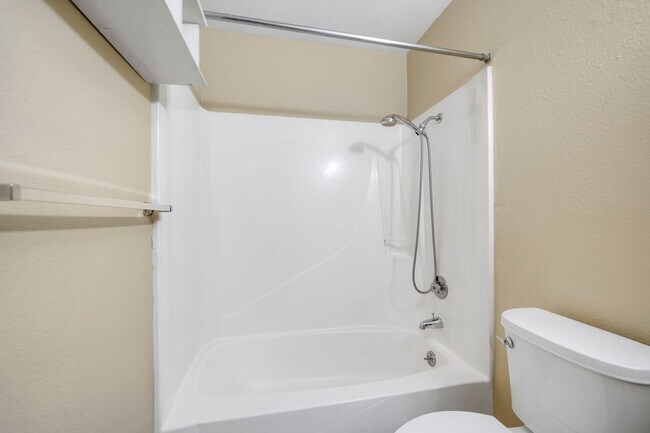 Building Photo - Charming 1-Bedroom in Portland’s Sullivan’s Gulch – MF 29 – NE 21st Ave