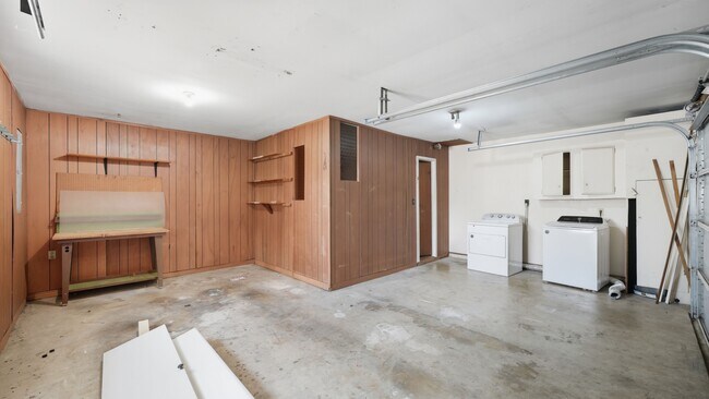 Building Photo - 140 Cloverleaf Dr