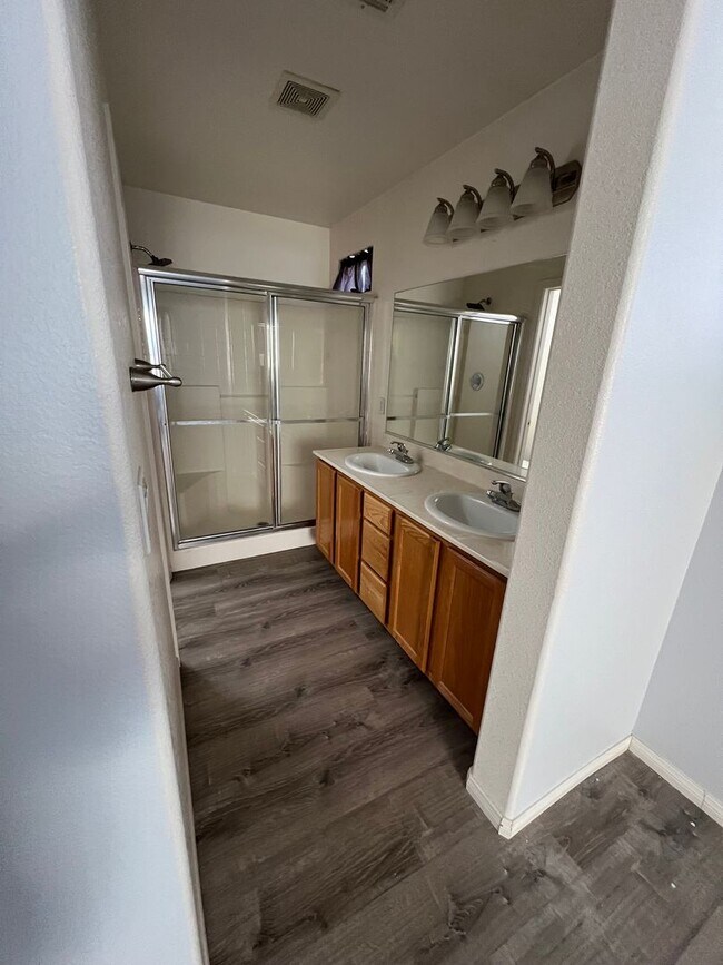 Building Photo - Beautiful 3-Bedroom, 3-Bath Home – Move-In Ready