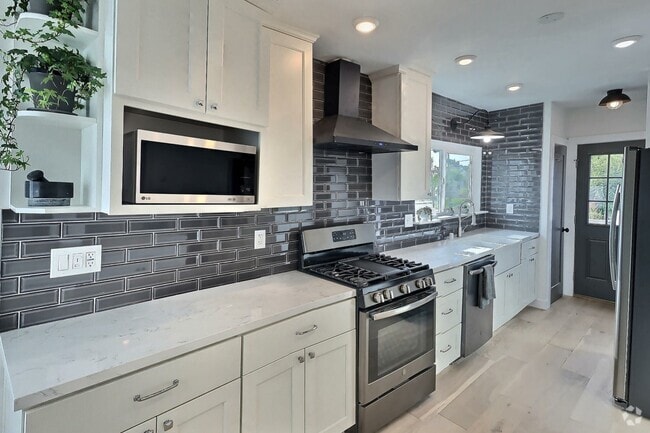 Building Photo - 1203 W 25th St