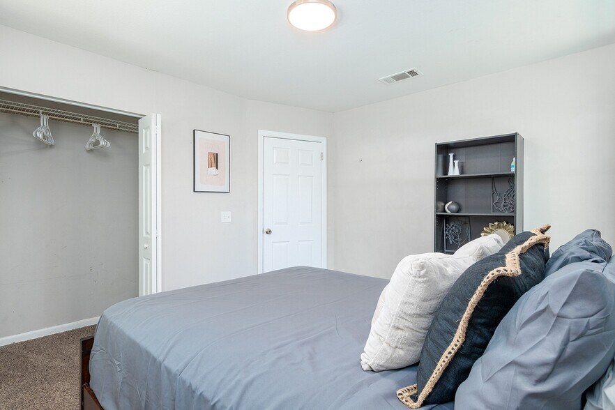 Building Photo - 2233 La Valle Dr