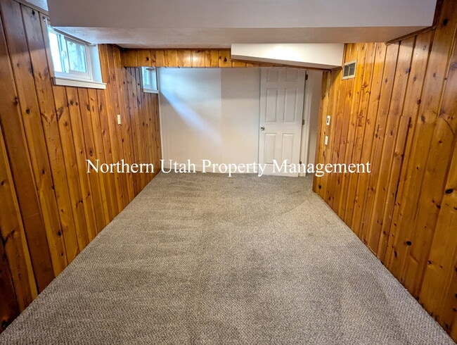 Building Photo - 2 Bed 1 Bath