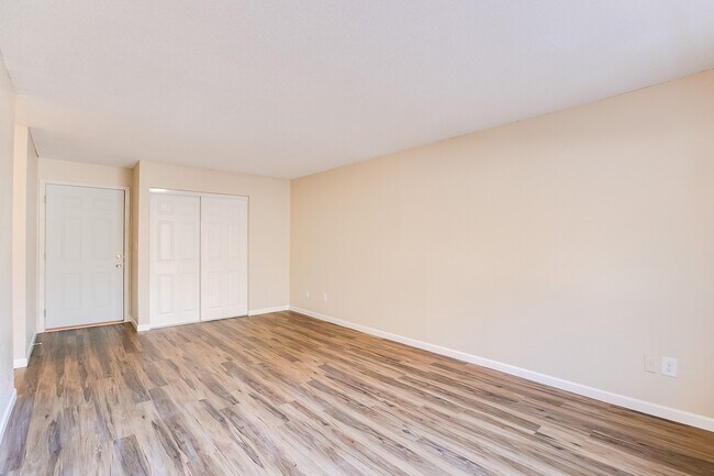 Building Photo - 1337 Arkwright St N