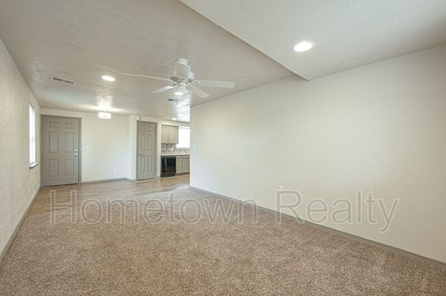 Building Photo - 2124 S Sunnylane Rd