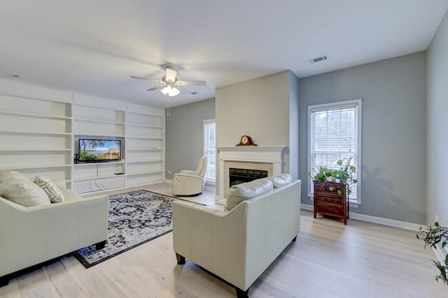 Building Photo - 3 Bedroom, 2.5 Bathroom Townhome in Ellington Woods - Mt Pleasant