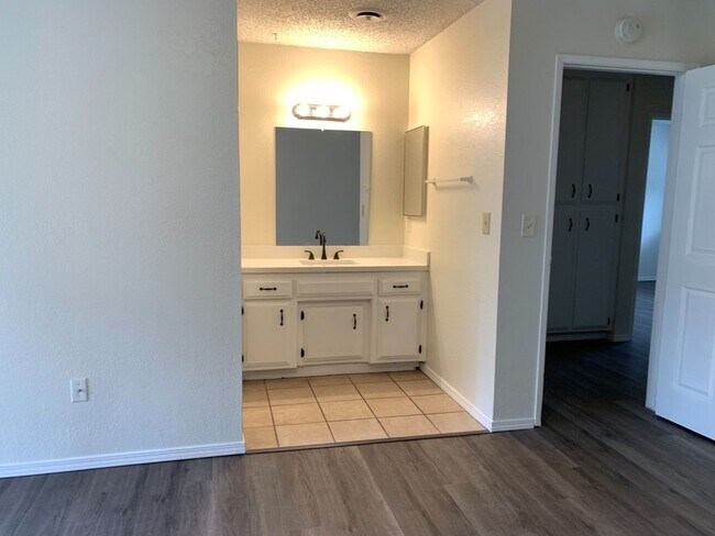 Building Photo - 4401 Parkwood Ct