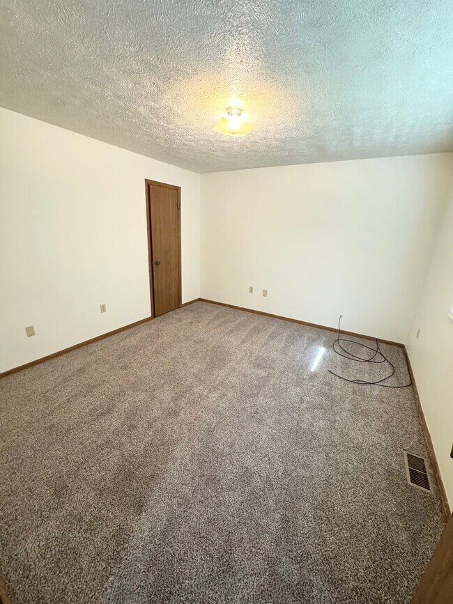 Building Photo - 2 Bedroom/ 1.5 Bath - New Kitchen and Carpet