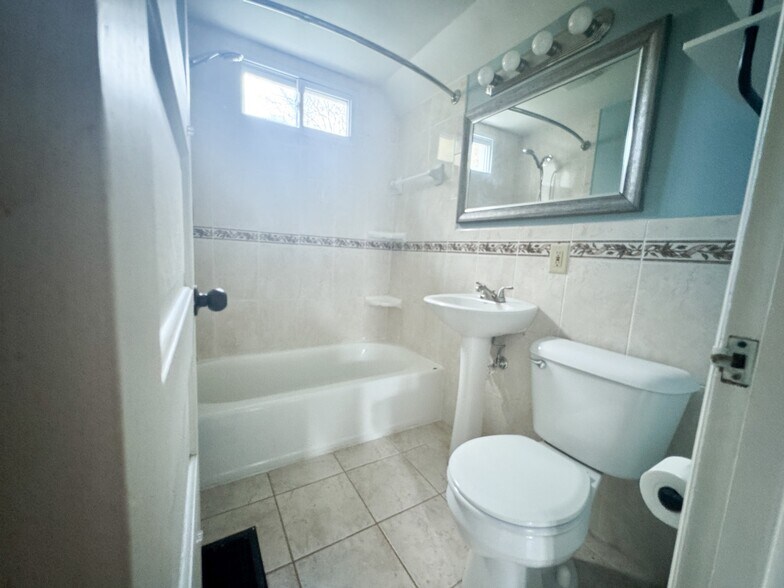 Building Photo - 308 Kenmore St