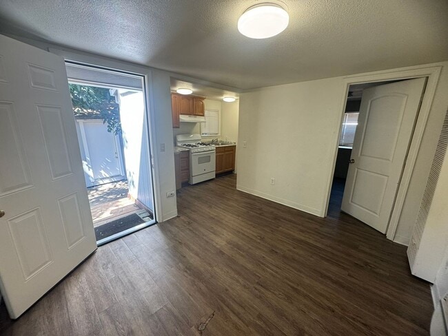 Building Photo - 1 Bedroom 1 Bath Home with a Large Outdoor...