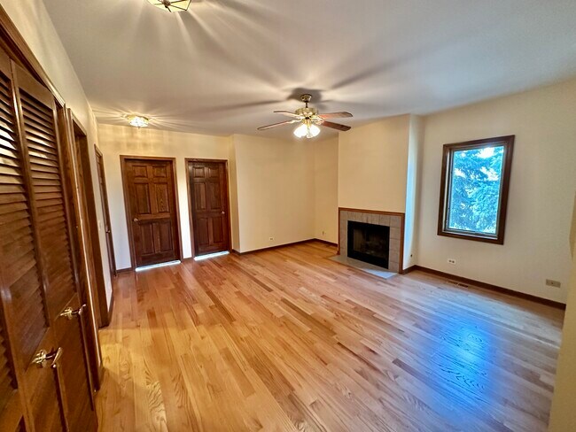Fireplace W/ Gas Fireplace - 1010 Arbor Ct