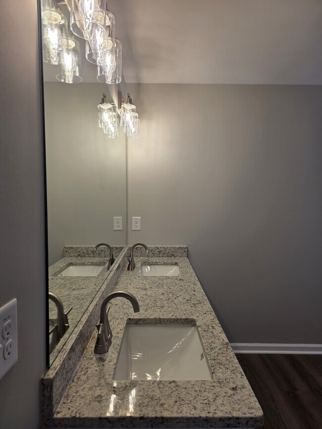 Building Photo - Welcome to your Gem Home!