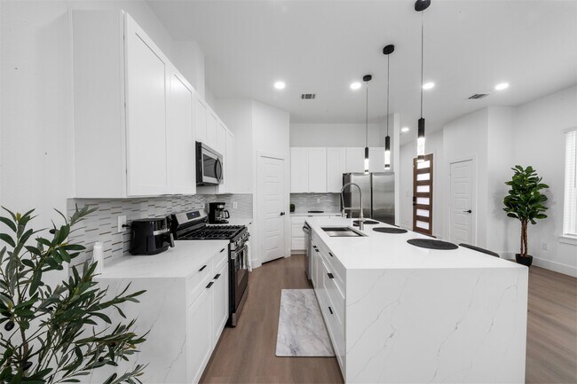 Building Photo - 6815 Paris St