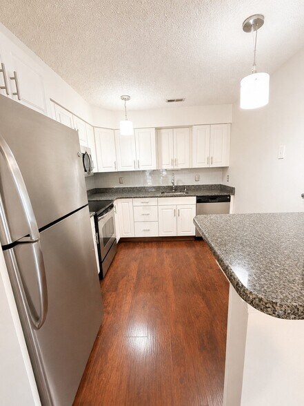 Building Photo - 250 Juanita Ct
