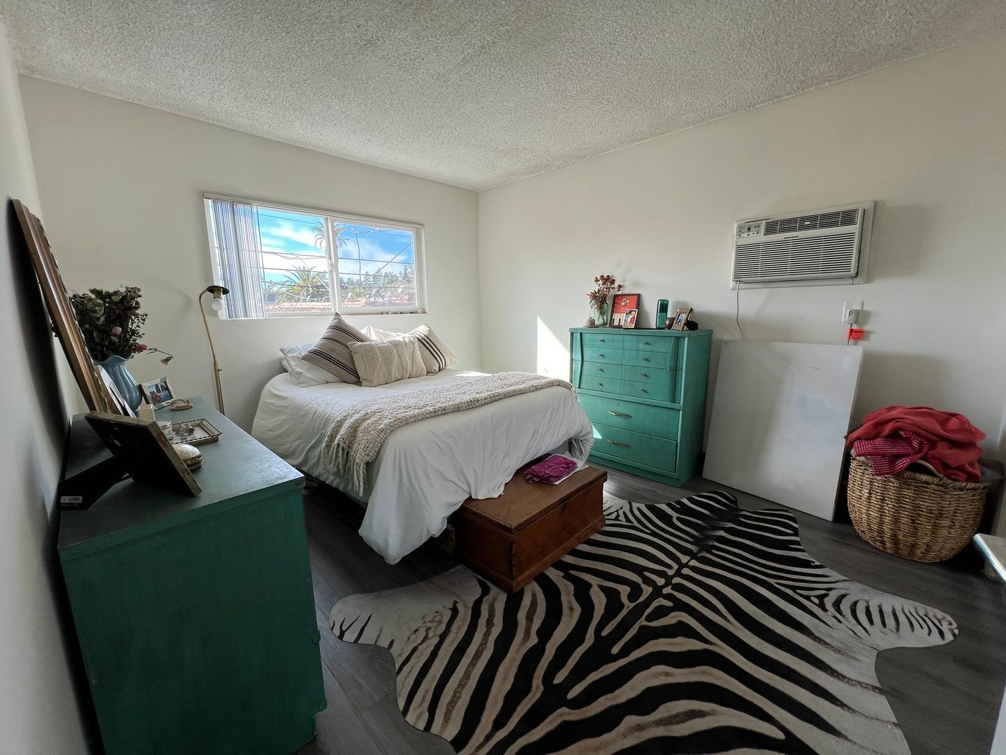 Building Photo - 3359 Mentone Ave