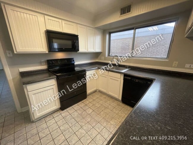 Building Photo - Beautifully Updated 3/2.5 Townhome in Beau...