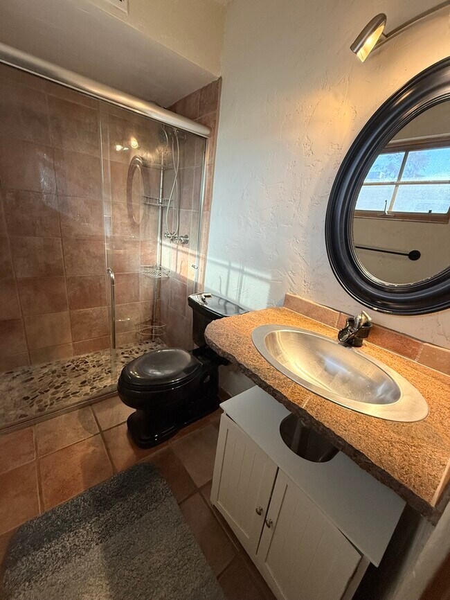 Building Photo - House For Rent