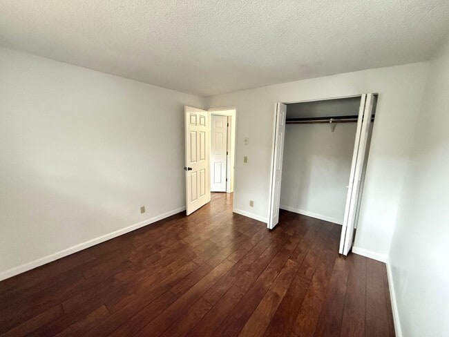 Building Photo - 2 Bed/1 Bath SE Bend Condo with Single Car...