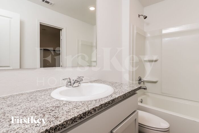 Building Photo - 10422 McClintock Dr