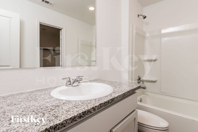 Building Photo - 10422 McClintock Dr