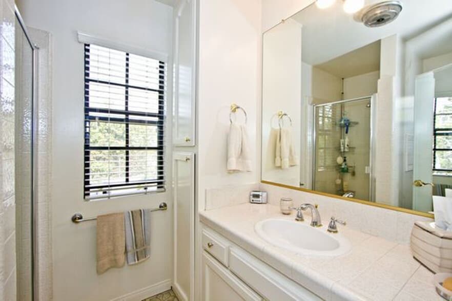 Second Bath - 810 Stanford St