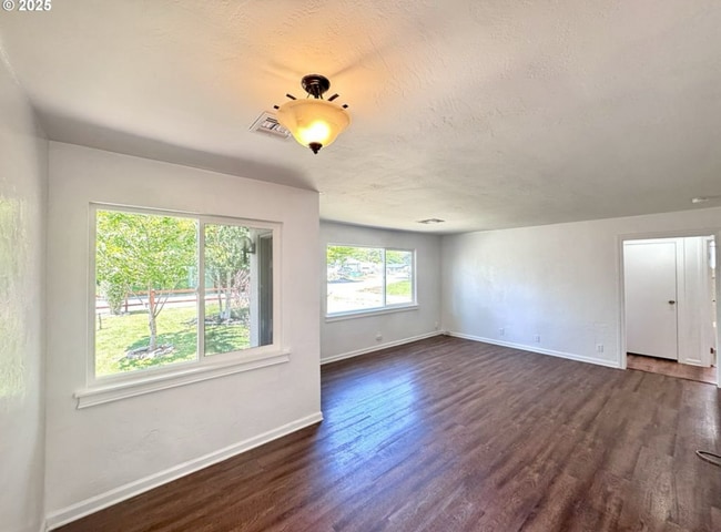 Building Photo - 337 Spruce Dr