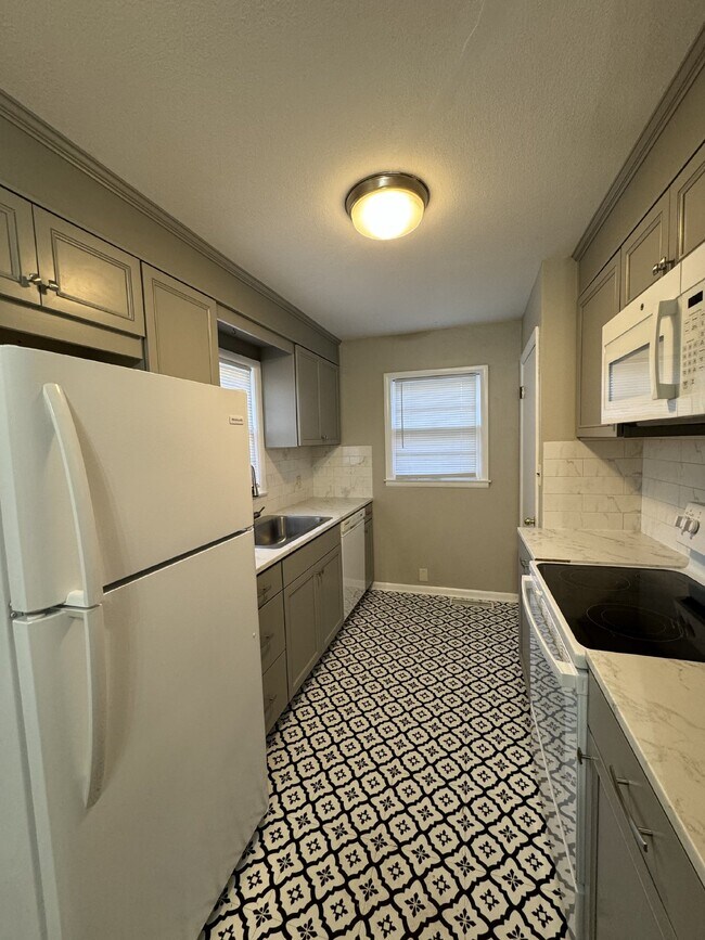 Building Photo - 3 bedroom, 1 bathroom house with partially...