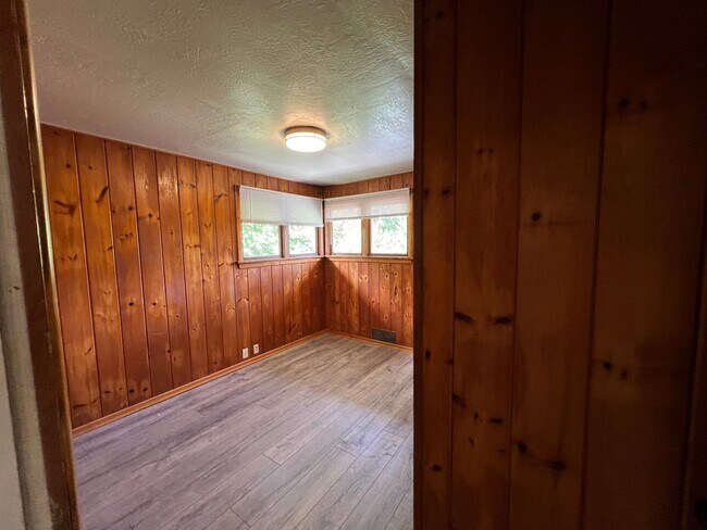 Building Photo - Bremerton Duplex