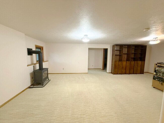 Building Photo - Private and Quiet Six Bedroom Home on 1 Acre, Southside Bozeman