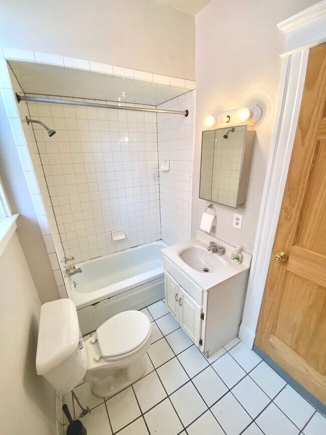Building Photo - Spacious 4 bed/2 bath on Victor Mins. from...