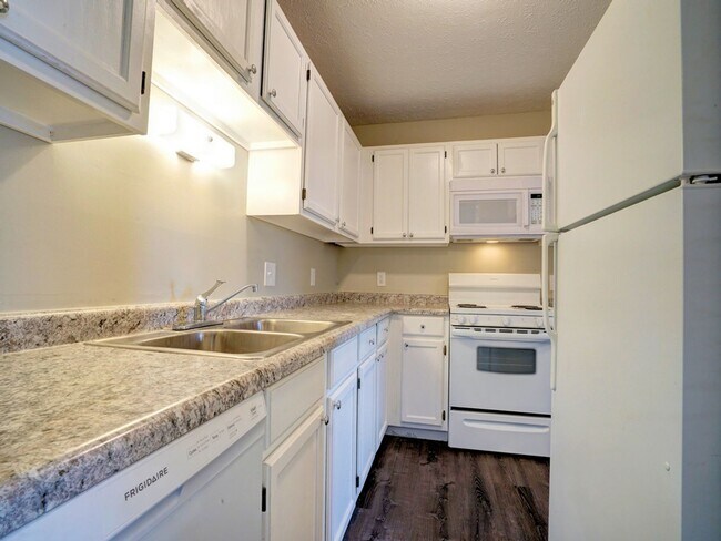 Building Photo - Forest Meadows Apartments – Pet-Friendly w...