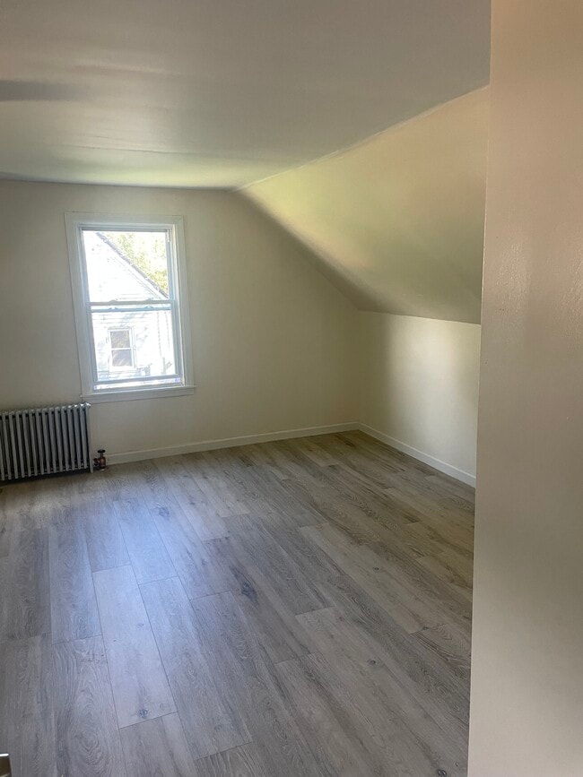 Building Photo - 27 Anthony St