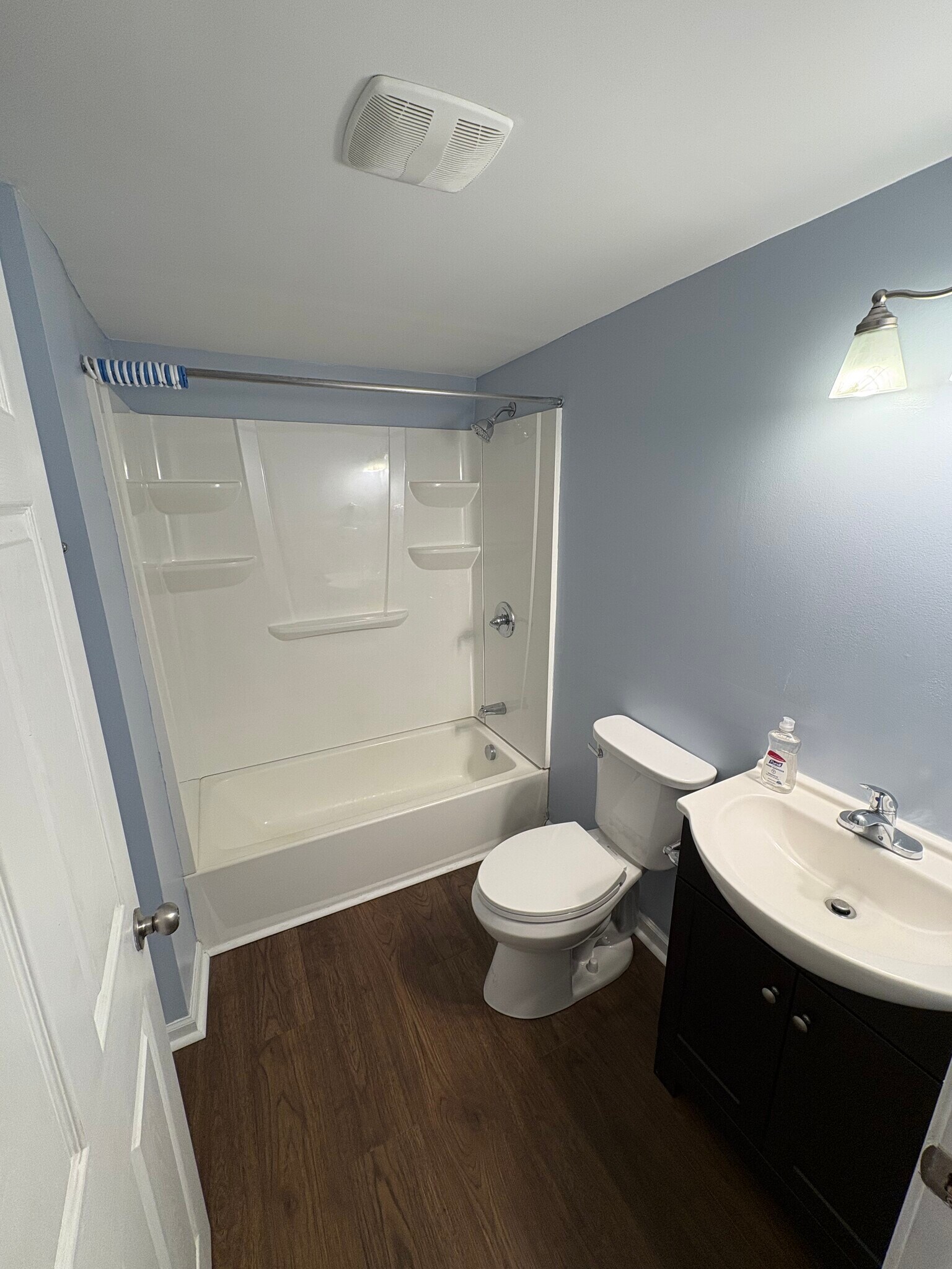 Lovely full bathroom - 304 Bullock St