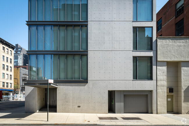 Entrance/Garage Exterior - 152 Elizabeth St